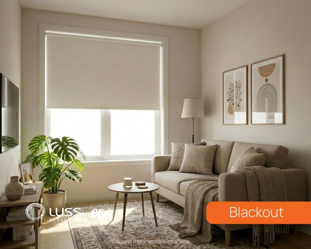 Persiana Luss Linha Eco com tecido blackout instalada em uma sala de estar