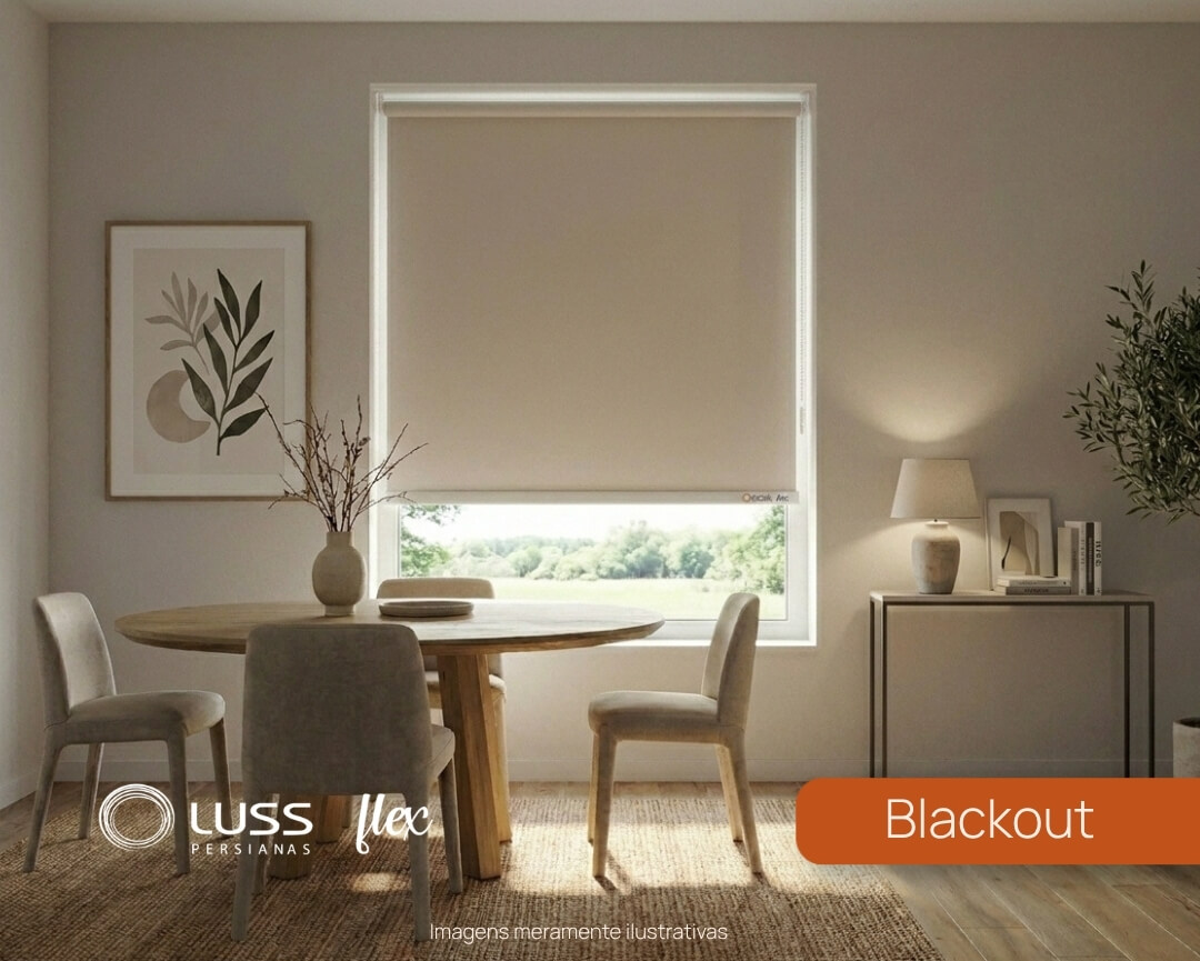 Persiana Luss Linha Flex com tecido blackout instalada em uma sala de jantar